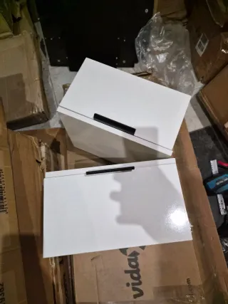 Mueble negro con luz LED azul