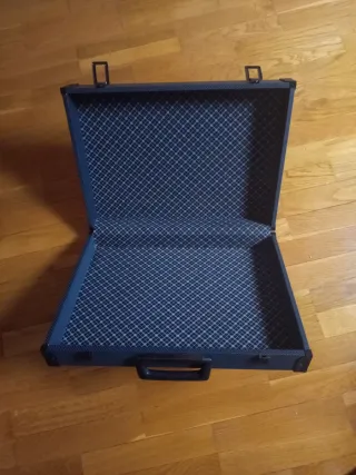 Maletín negro con asa y cierres