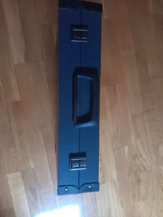 Maletín negro con asa y cierres