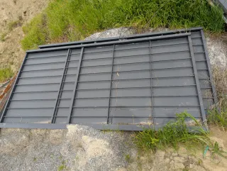 Portón de dos puertas metálico