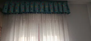 Cortinas infantiles con lunares y mecanismos