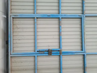 Puerta corredera con puerta de paso