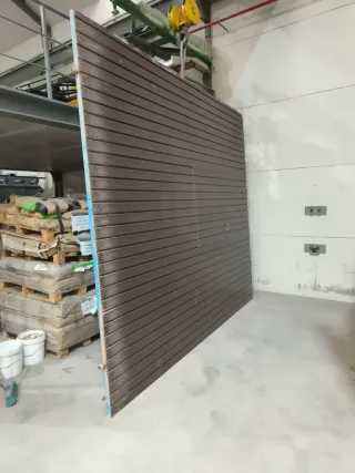 Puerta corredera con puerta de paso