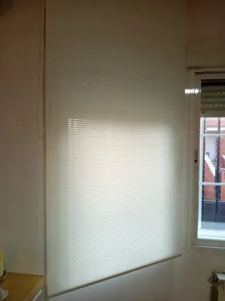 Due tende avvolgibili bianche