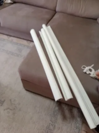 Due tende avvolgibili bianche