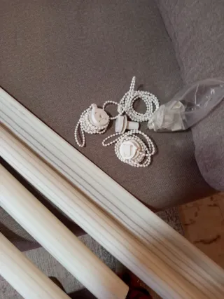 Due tende avvolgibili bianche