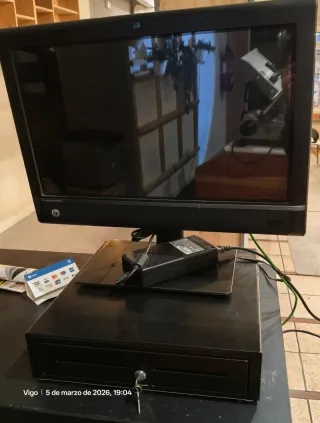 Pantalla Táctil HP y Cajón Monedero Negro