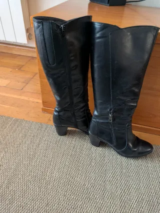 Botas altas de piel negras