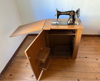 Máquina de coser Alfa antigua