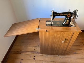 Máquina de coser Alfa antigua