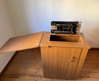 Máquina de coser Alfa antigua