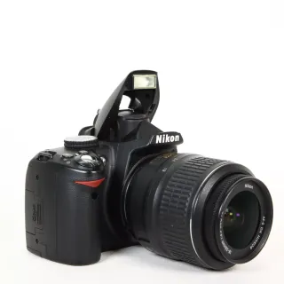 Kit Cámara Nikon D3000 + Lente 18-55mm VR