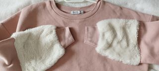 Sudadera Bershka rosa con mangas de pelo