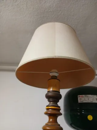 Lampada da tavolo in legno e metallo