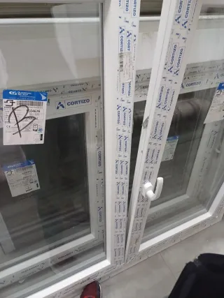 Ventana PVC Cortizo 2 hojas oscilobatiente.