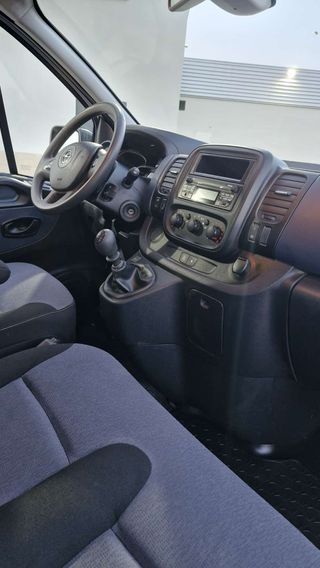 Opel Vivaro 2016 con 6 plazas pegatina C