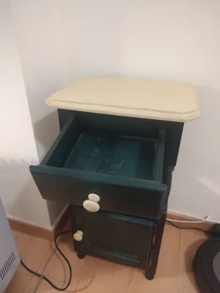 Mesita de noche de madera maciza