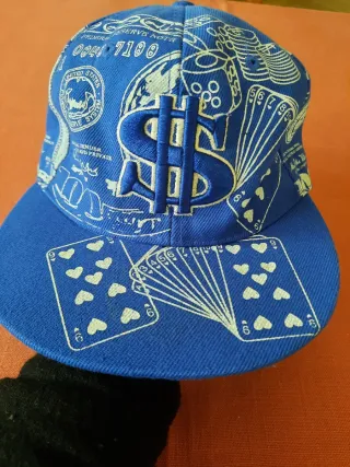 Cappellino Blu con Stampa Dollari e Carte da Gioco