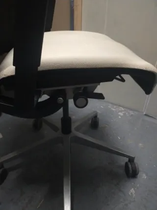 Silla ergonómica Steelcase negra y beige.