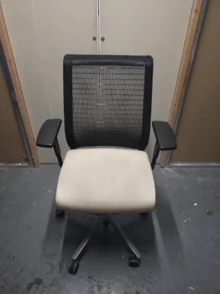 Silla ergonómica Steelcase negra y beige.