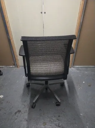 Silla ergonómica Steelcase negra y beige.