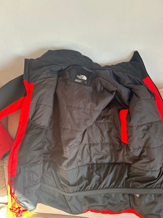 Chaqueta The North Face Roja y Negra