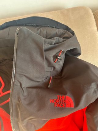 Chaqueta The North Face Roja y Negra