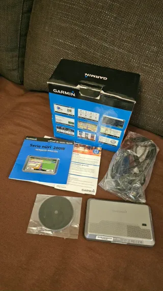 GPS Garmin nüvi 200w con caja y cargador