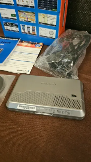 GPS Garmin nüvi 200w con caja y cargador