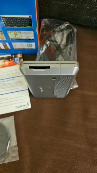 GPS Garmin nüvi 200w con caja y cargador