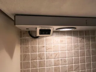 Barra illuminazione alluminio sottopensile presa