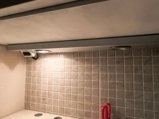 Barra illuminazione alluminio sottopensile presa