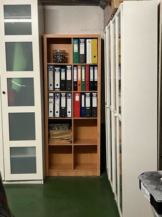 Estantería de madera marrón