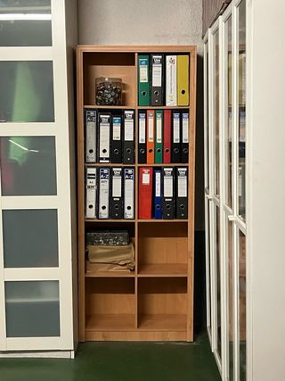 Estantería de madera marrón