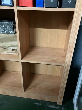 Estantería de madera marrón