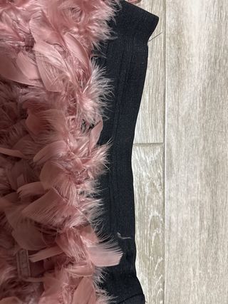 Falda de plumas rosa