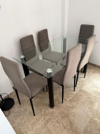 Mesa de cristal con 4 sillas