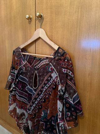 Blusa Morgan Talla S Estampada y detalles dorados