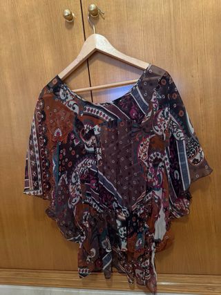 Blusa Morgan Talla S Estampada y detalles dorados