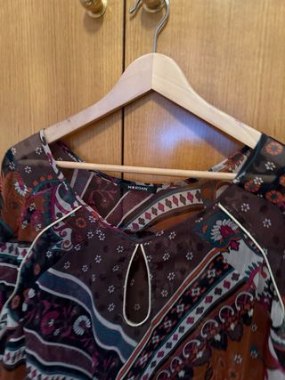 Blusa Morgan Talla S Estampada y detalles dorados