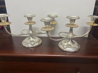 Portavelas de metal plateado y dorado