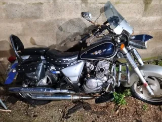 Moto Cruiser Azul y Plateada