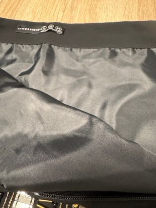 Falda negra con lentejuelas doradas y plateadas