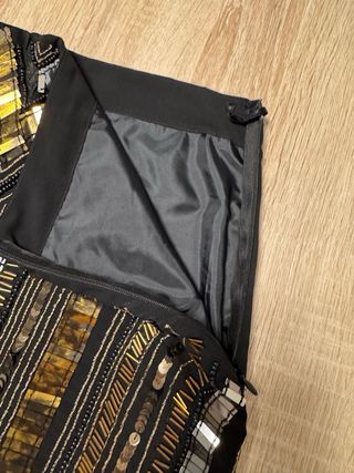 Falda negra con lentejuelas doradas y plateadas