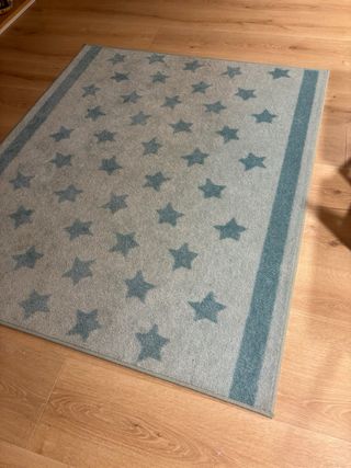 Alfombra infantil IKEA estrellas azul