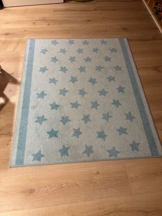 Alfombra infantil IKEA estrellas azul