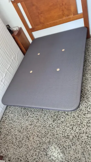 Base tapizada gris y madera