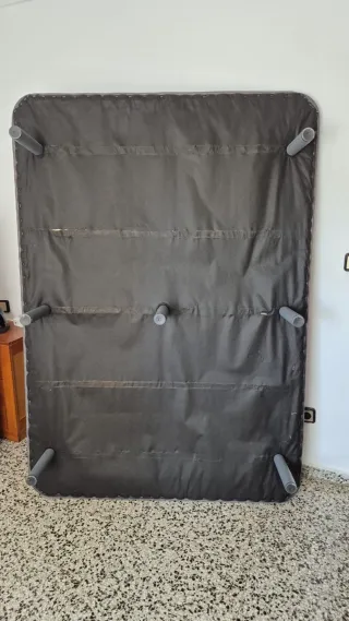 Base tapizada gris y madera