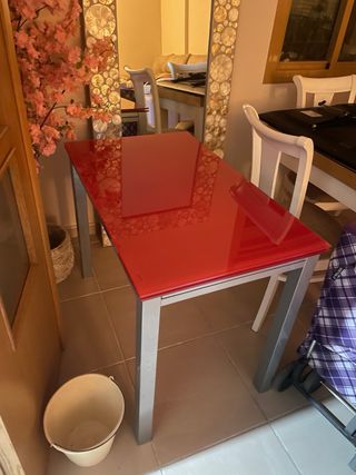 Mesa de cocina cristal roja y metal