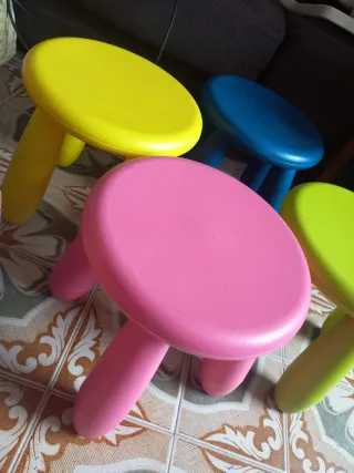 Taburetes infantiles de plástico (4 unidades)